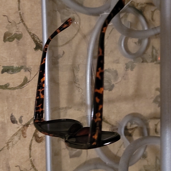 🆕️Elizabeth And James - Picture 2 of 6